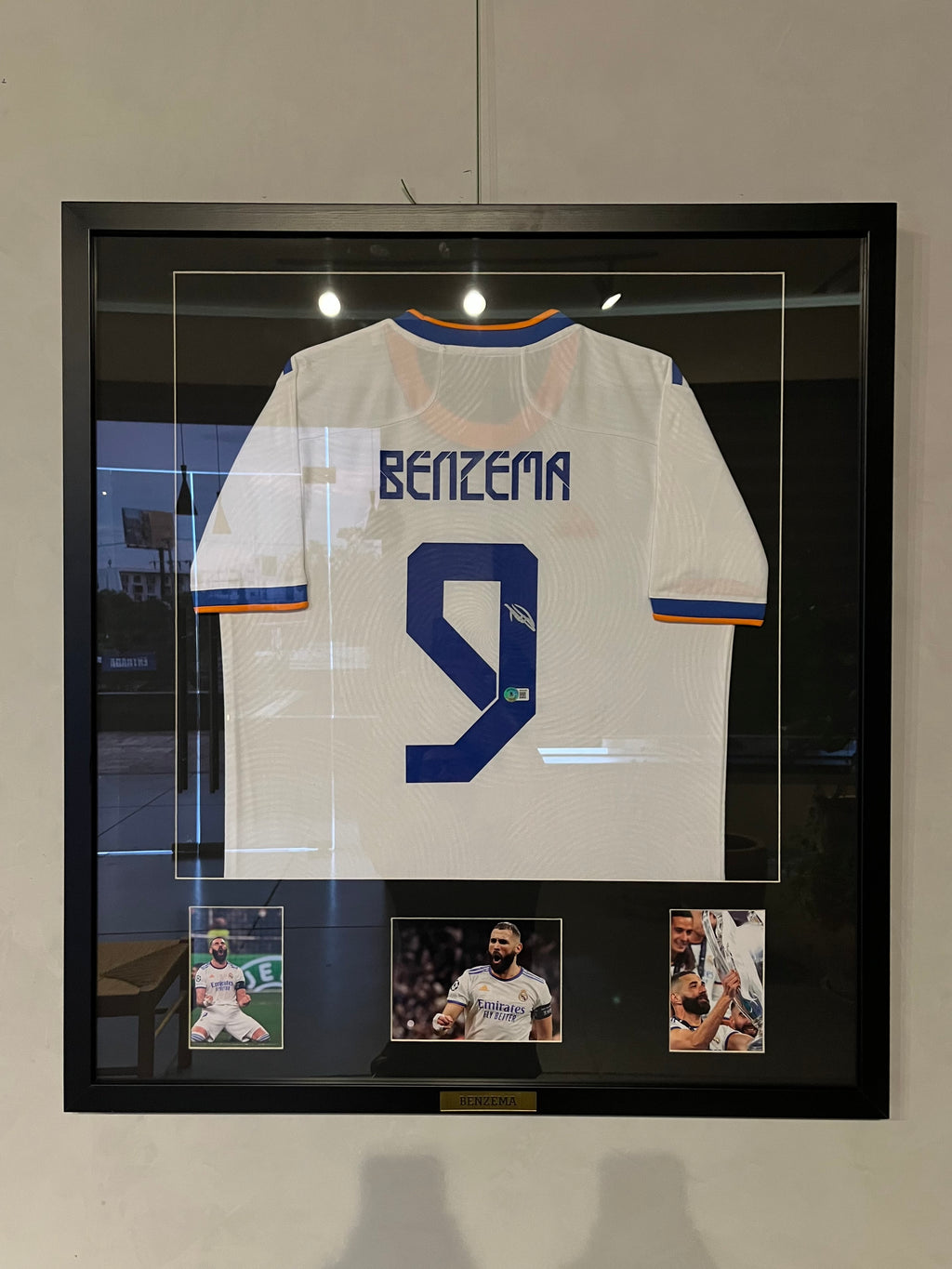 Autógrafo de Karim Benzema | Jersey Real Madrid 2021/22 Certificada Beckett enmarcada