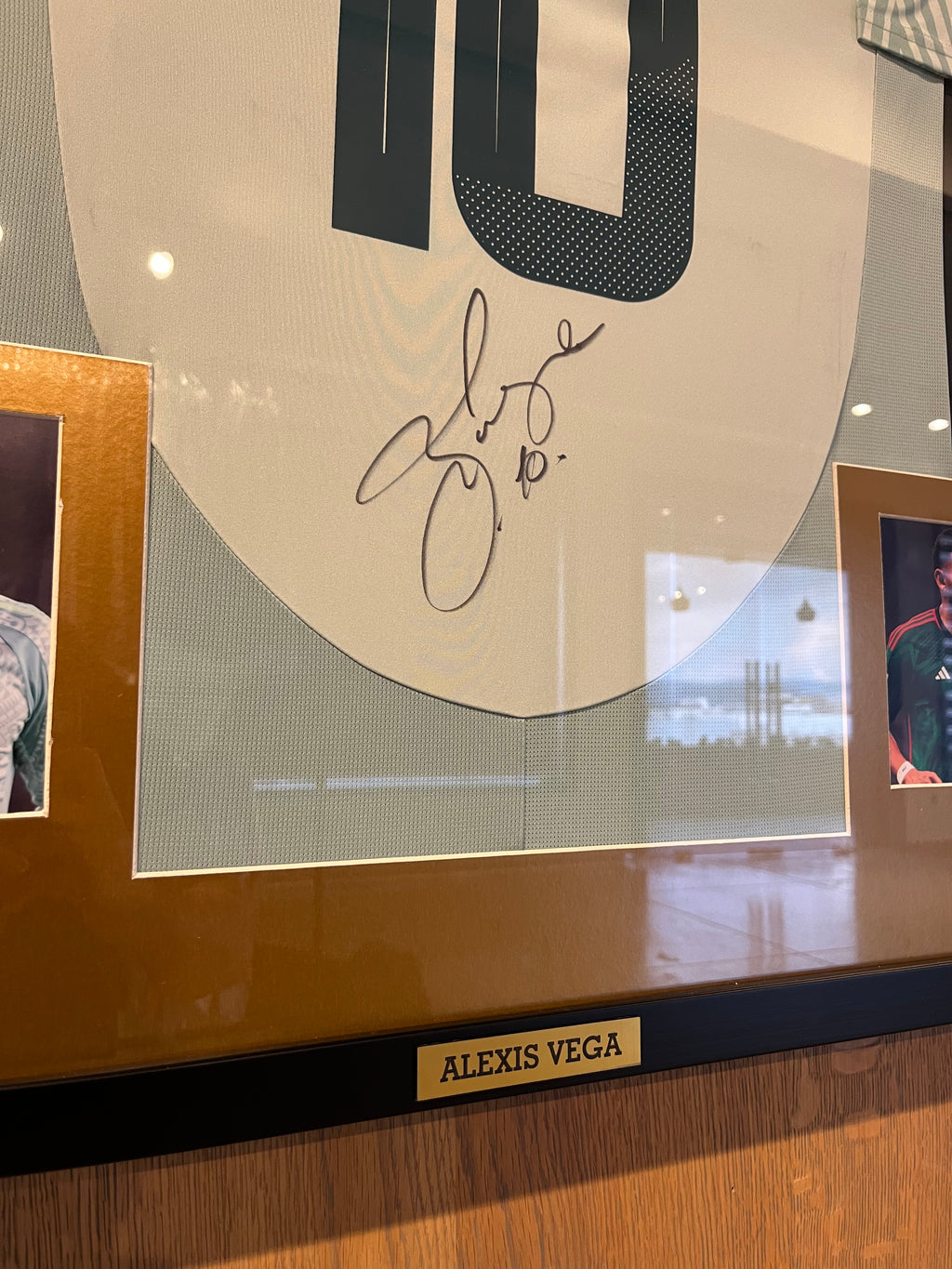 Autógrafo de Alexis Vega | Jersey de Mexico 2024/25 enmarcado