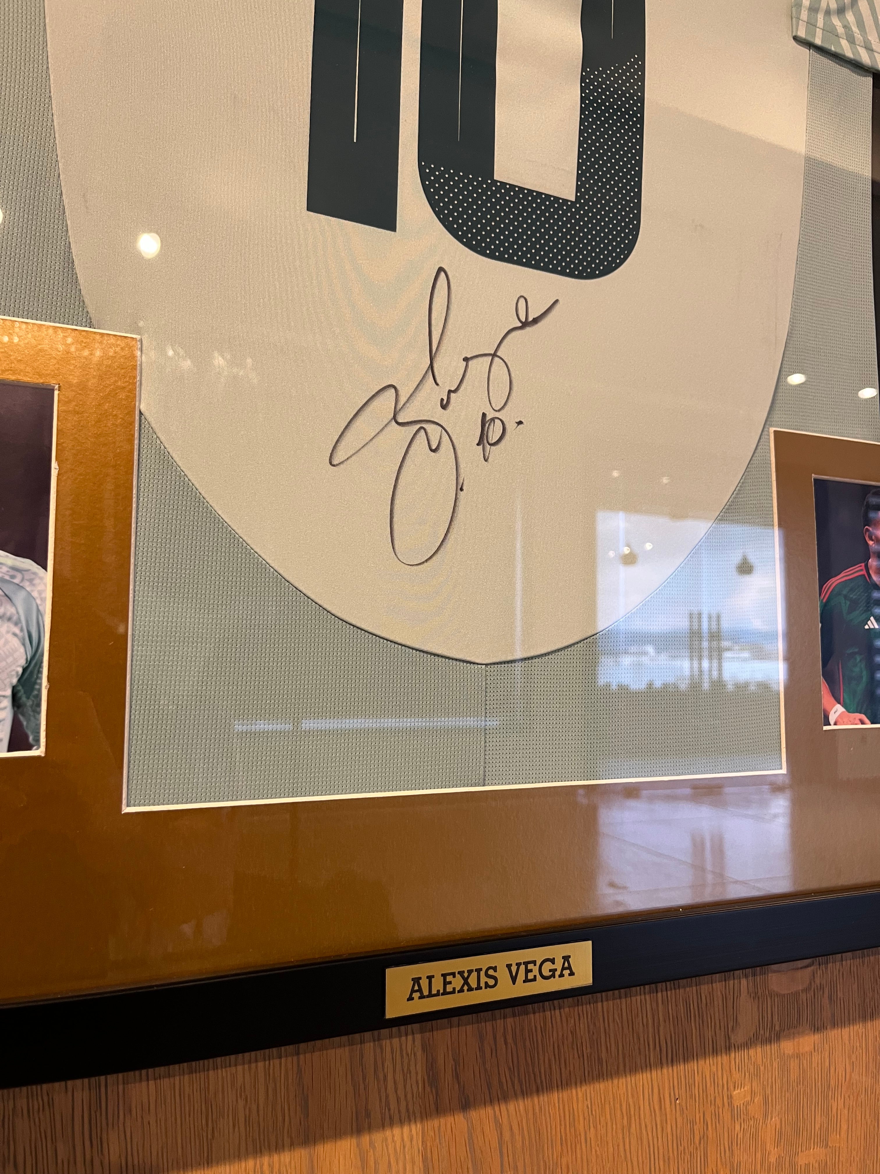 Autógrafo de Alexis Vega | Jersey de Mexico 2024/25 enmarcado