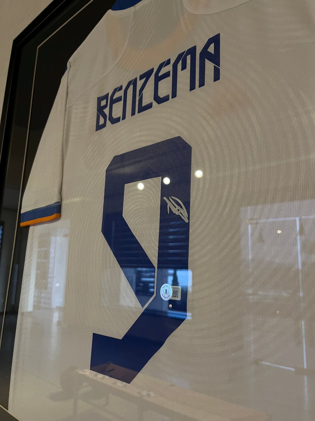 Autógrafo de Karim Benzema | Jersey Real Madrid 2021/22 Certificada Beckett enmarcada