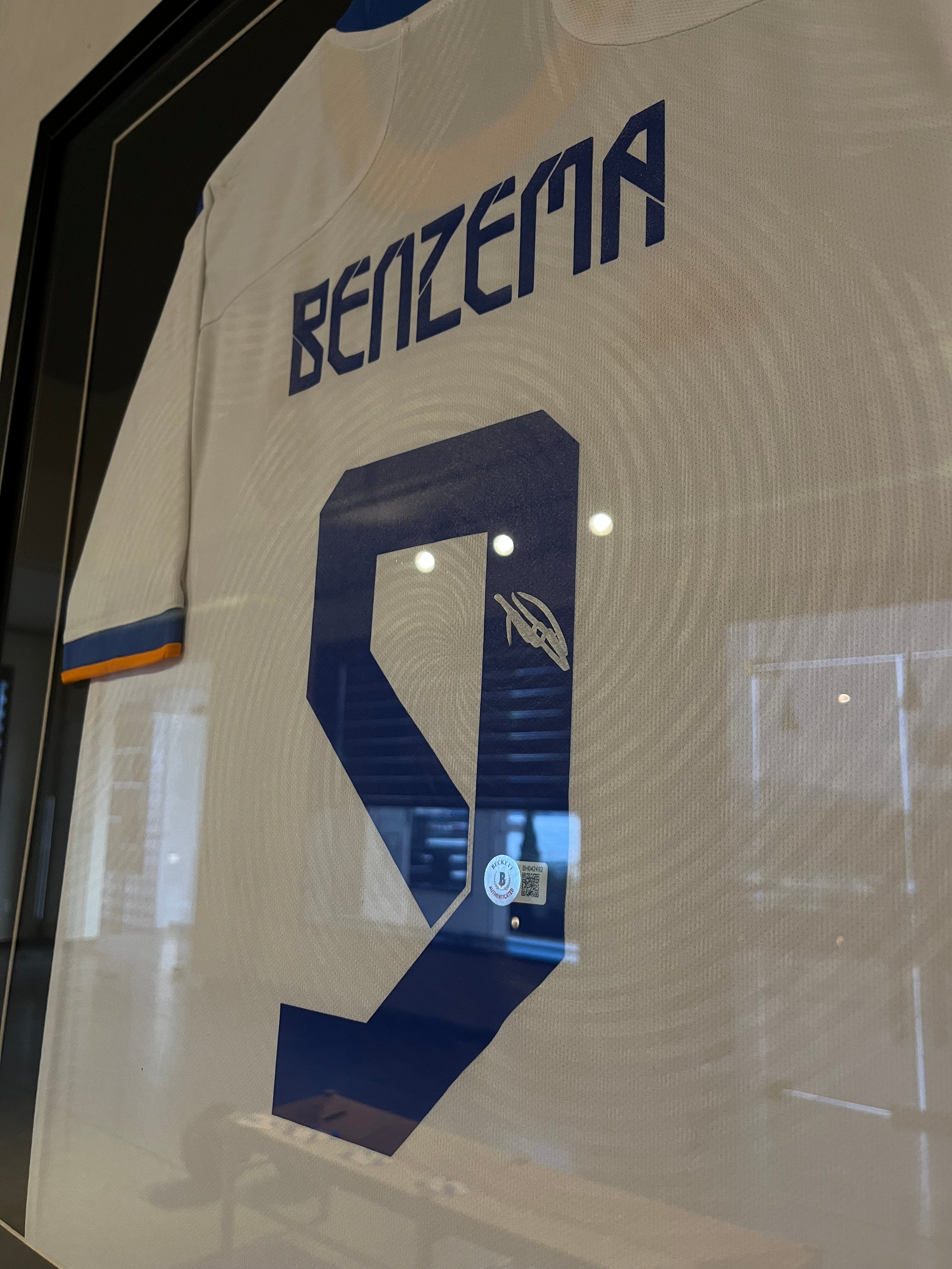 Autógrafo de Karim Benzema | Jersey Real Madrid 2021/22 Certificada Beckett enmarcada
