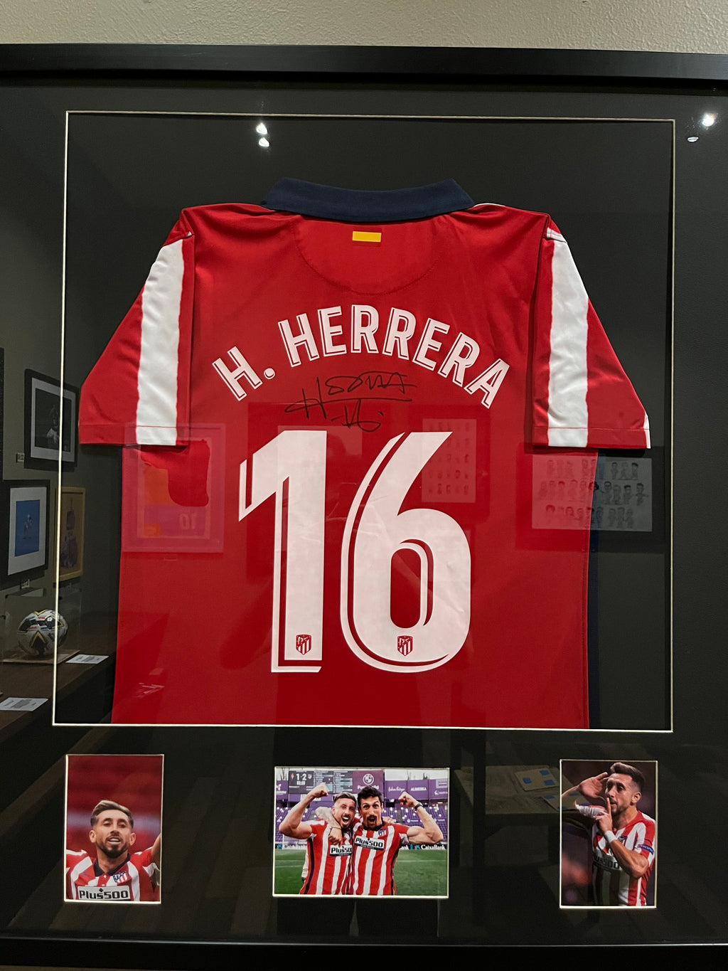 Autógrafo de Héctor Herrera | Jersey Atlético de Madrid enmarcado