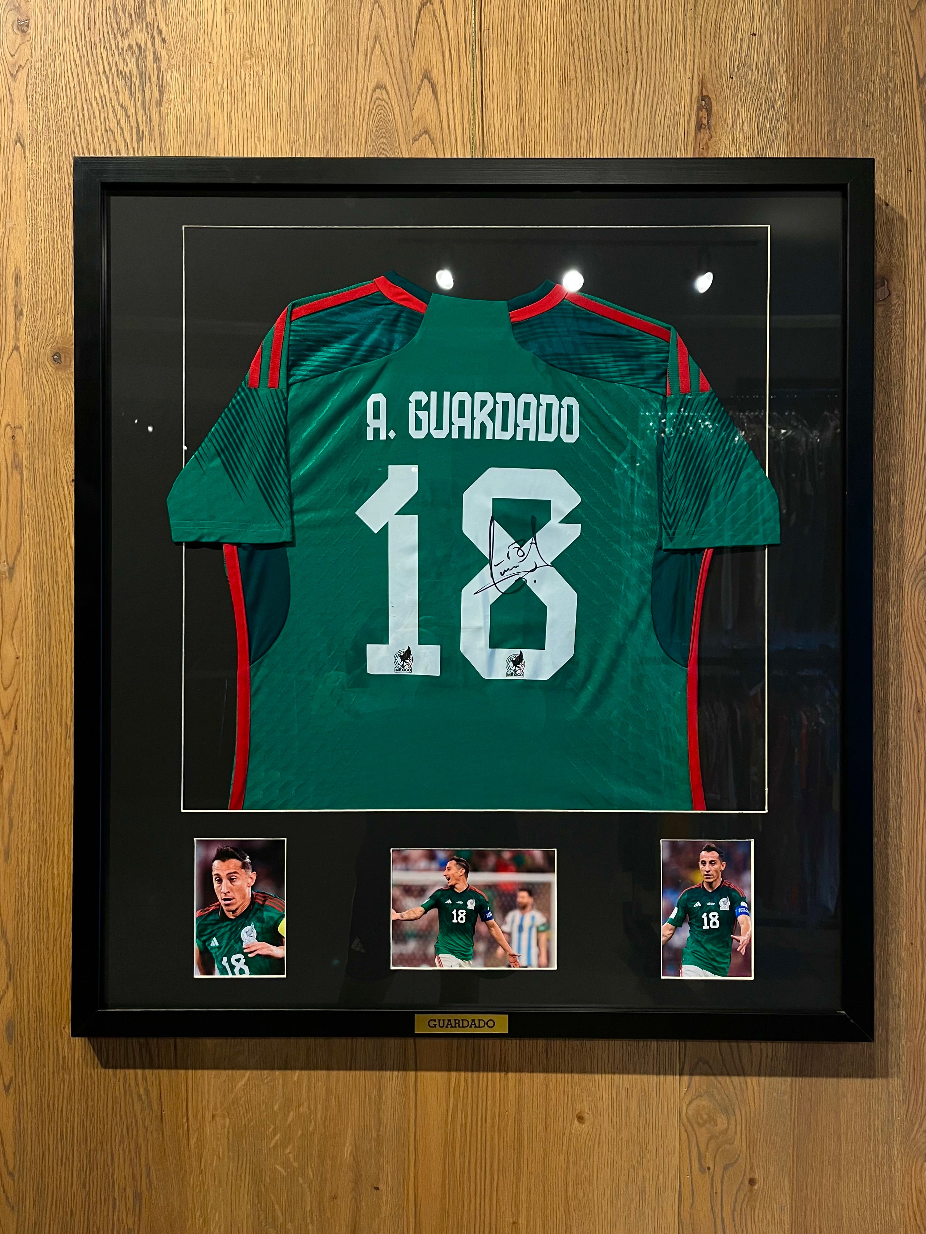Autógrafo de Andrés Guardado | Última Jersey Utilizada con Mexico enmarcada