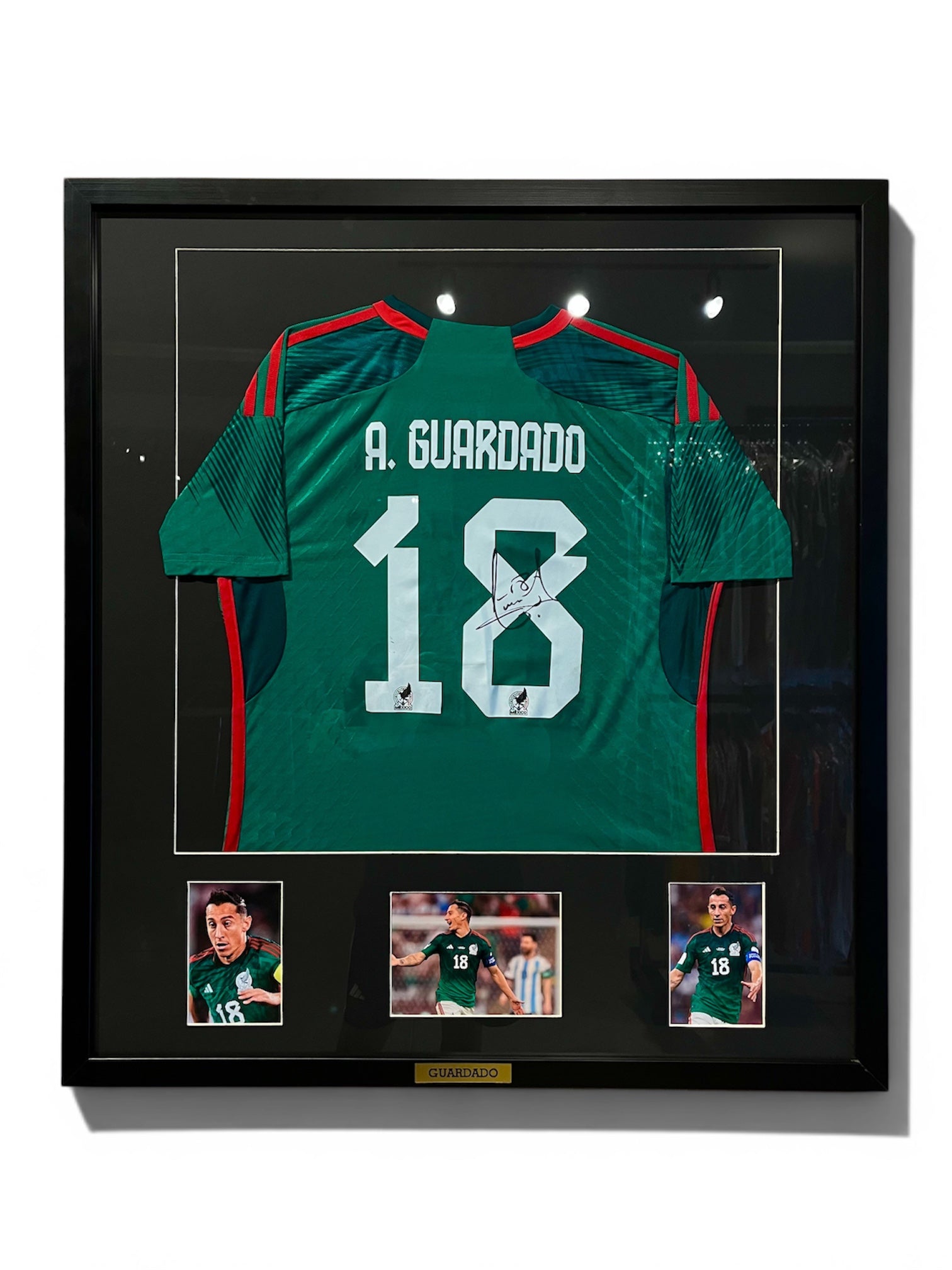Autógrafo de Andrés Guardado | Última Jersey Utilizada con Mexico enmarcada