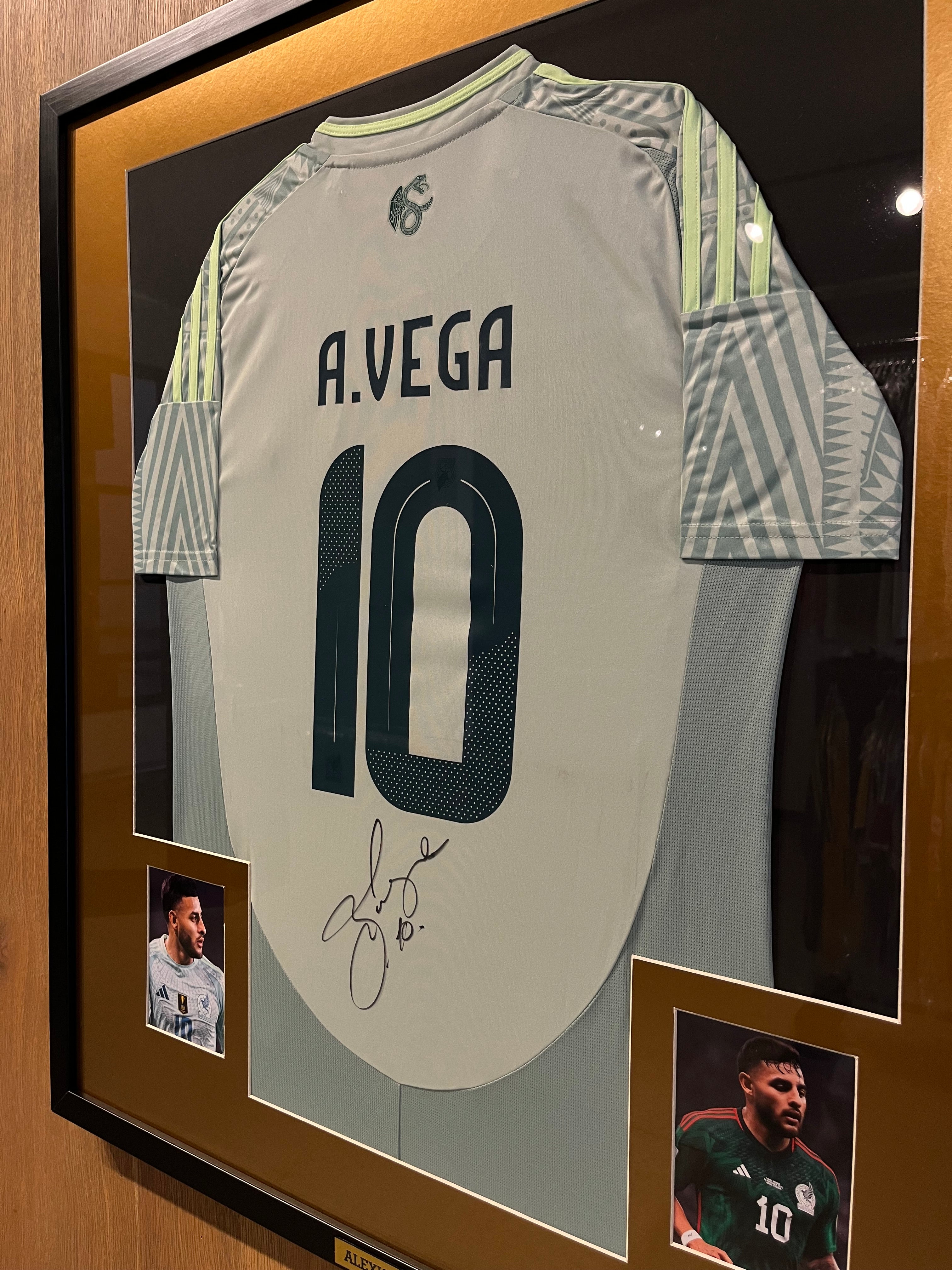 Autógrafo de Alexis Vega | Jersey de Mexico 2024/25 enmarcado
