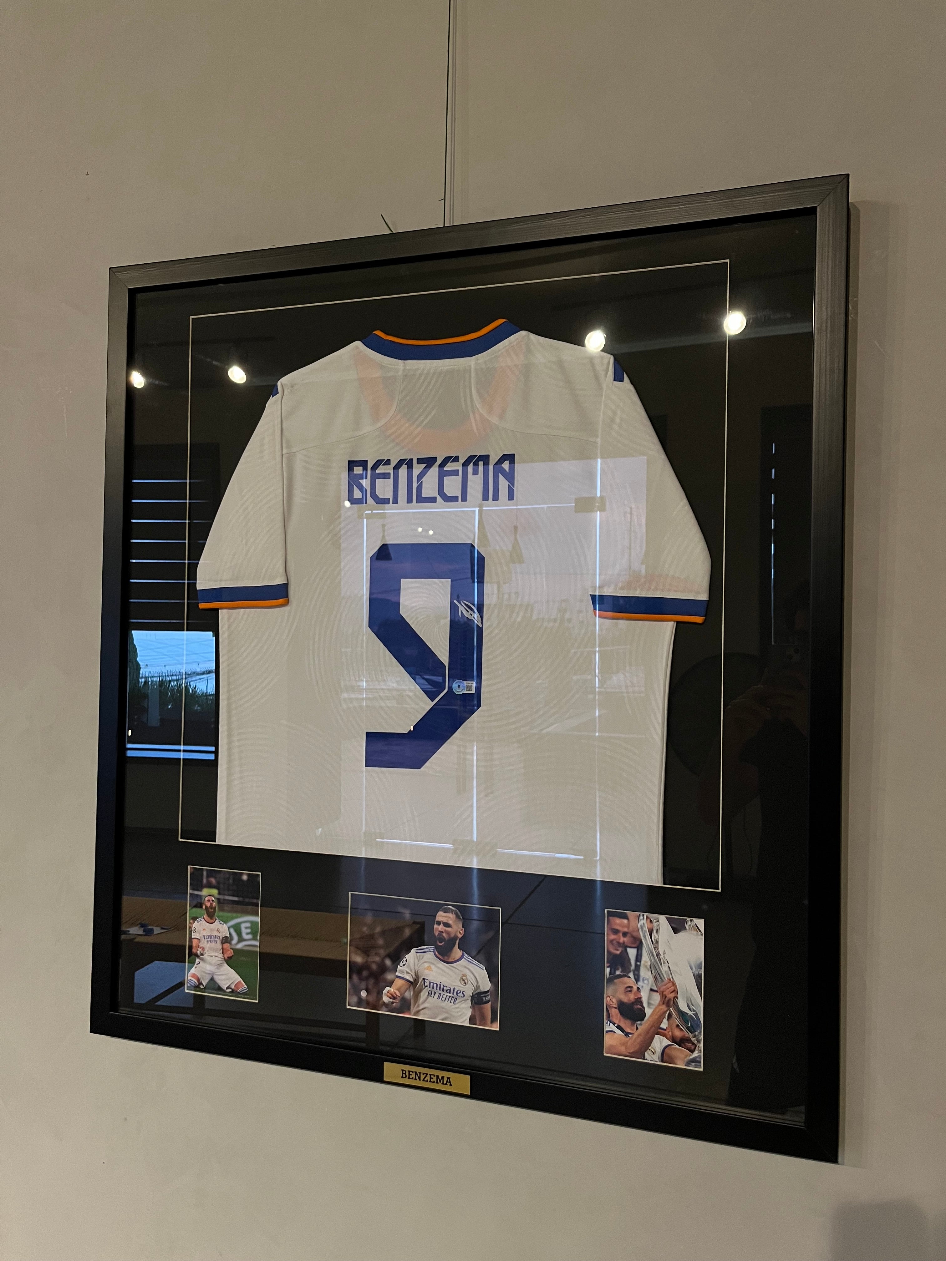 Autógrafo de Karim Benzema | Jersey Real Madrid 2021/22 Certificada Beckett enmarcada