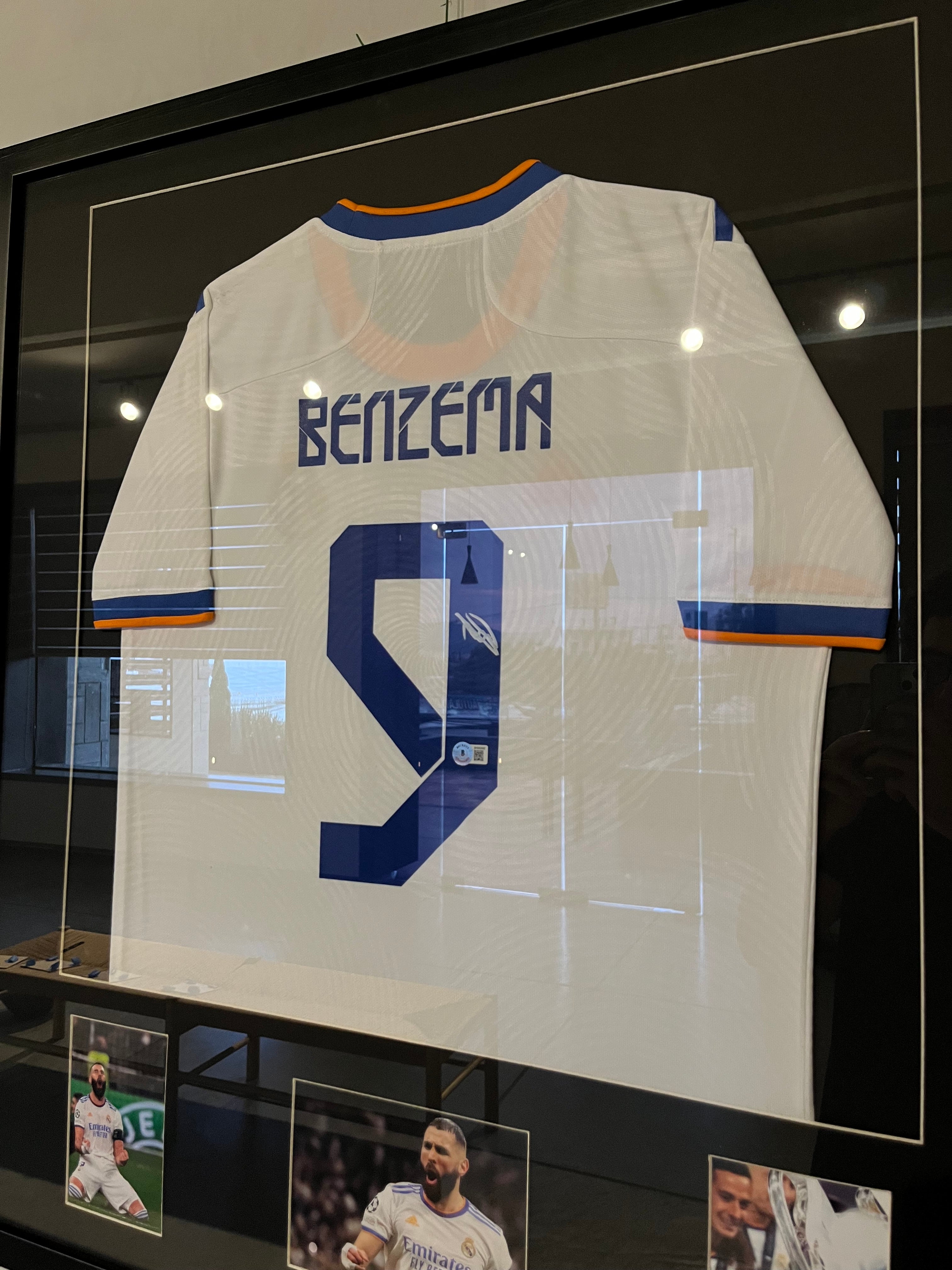 Autógrafo de Karim Benzema | Jersey Real Madrid 2021/22 Certificada Beckett enmarcada