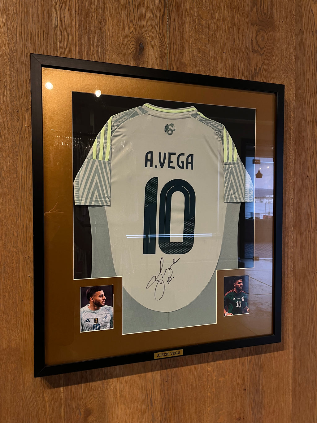 Autógrafo de Alexis Vega | Jersey de Mexico 2024/25 enmarcado
