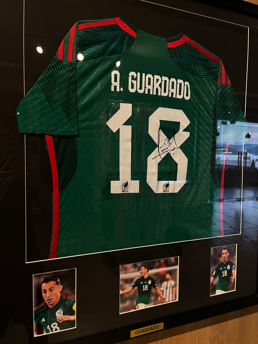 Autógrafo de Andrés Guardado | Última Jersey Utilizada con Mexico enmarcada