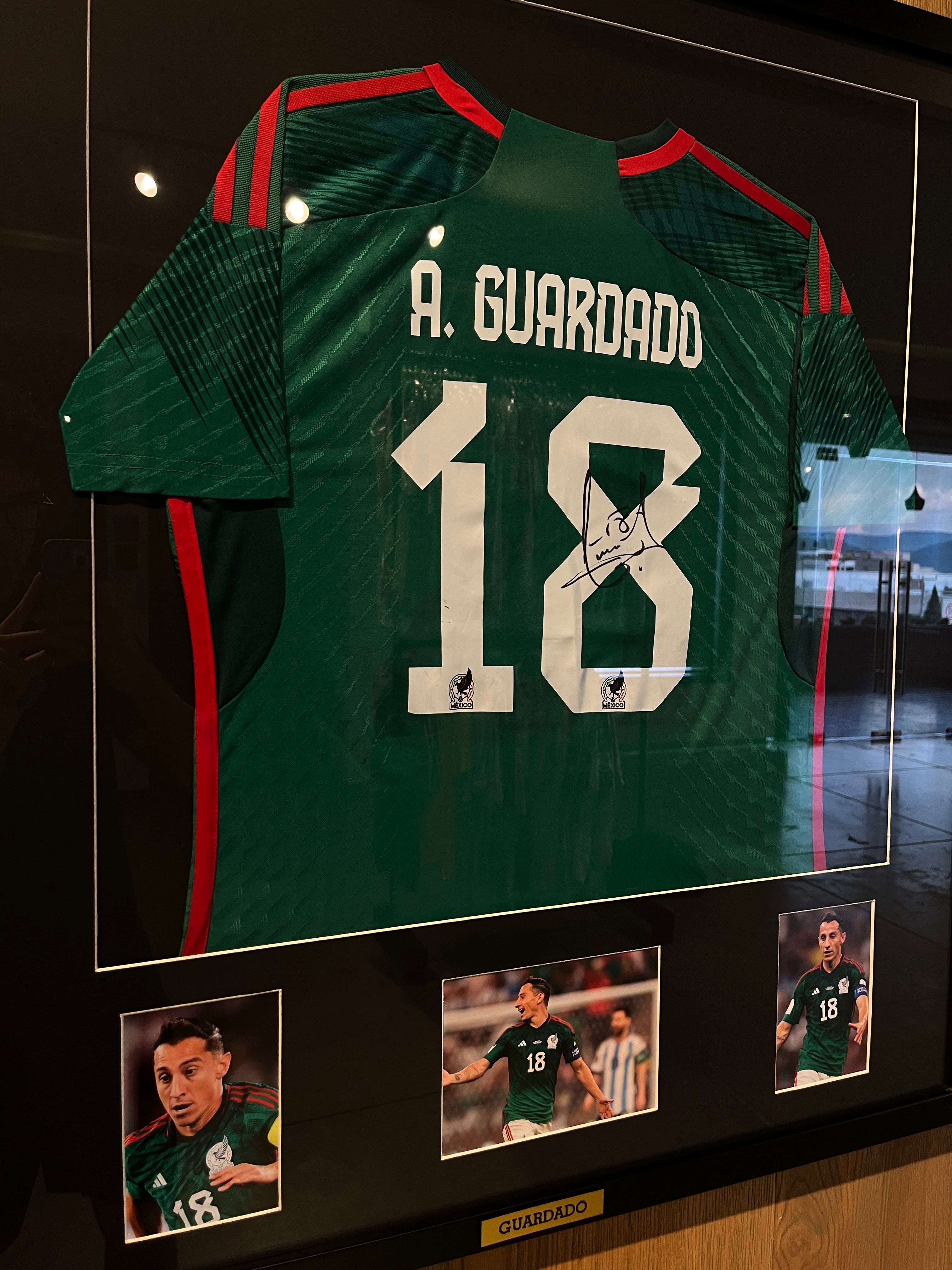 Autógrafo de Andrés Guardado | Última Jersey Utilizada con Mexico enmarcada