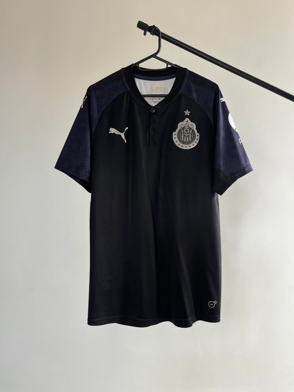 Jersey Original Chivas 2017/18 Visita Alan Pulido Puma (Negra)