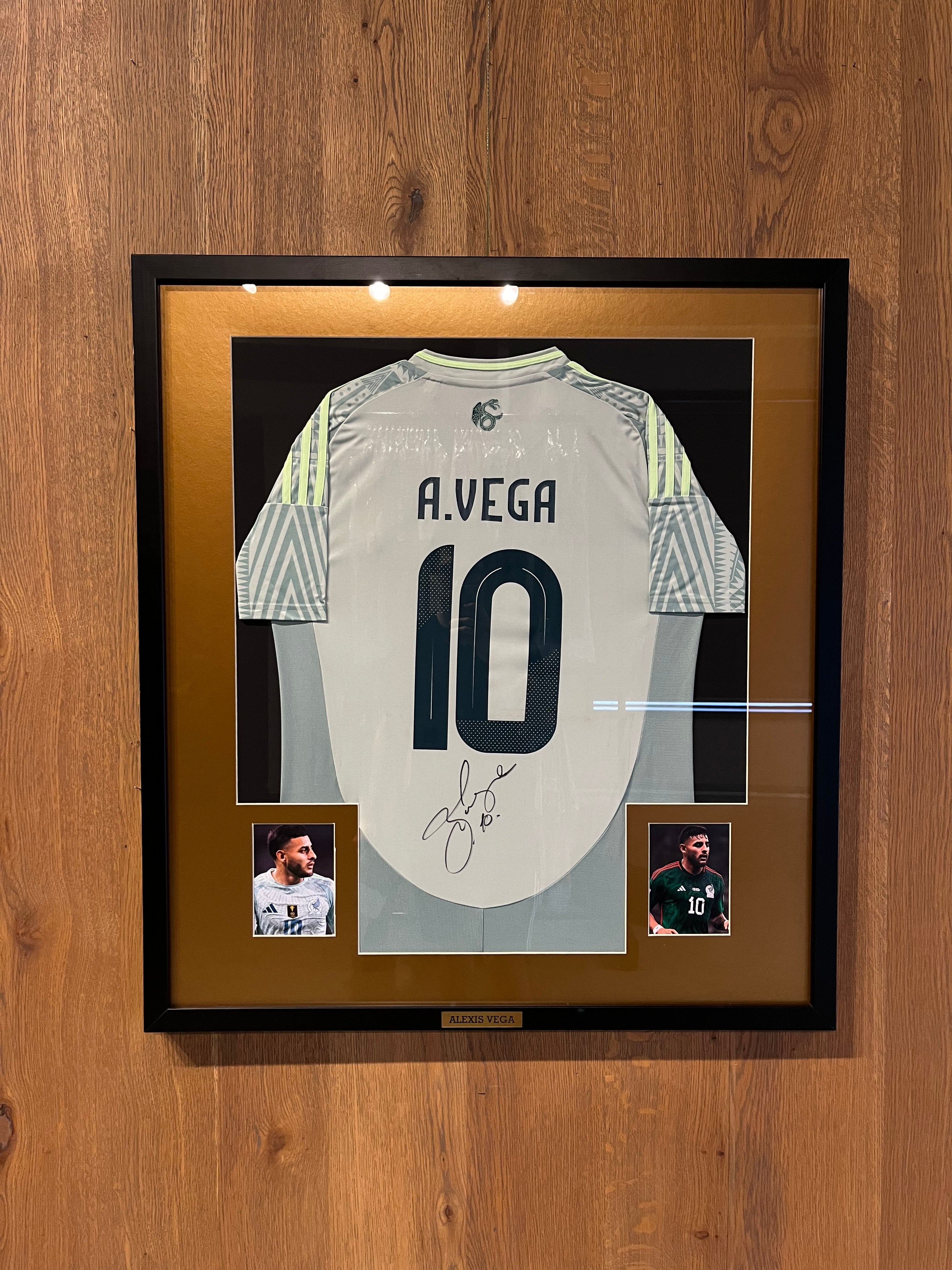 Autógrafo de Alexis Vega | Jersey de Mexico 2024/25 enmarcado