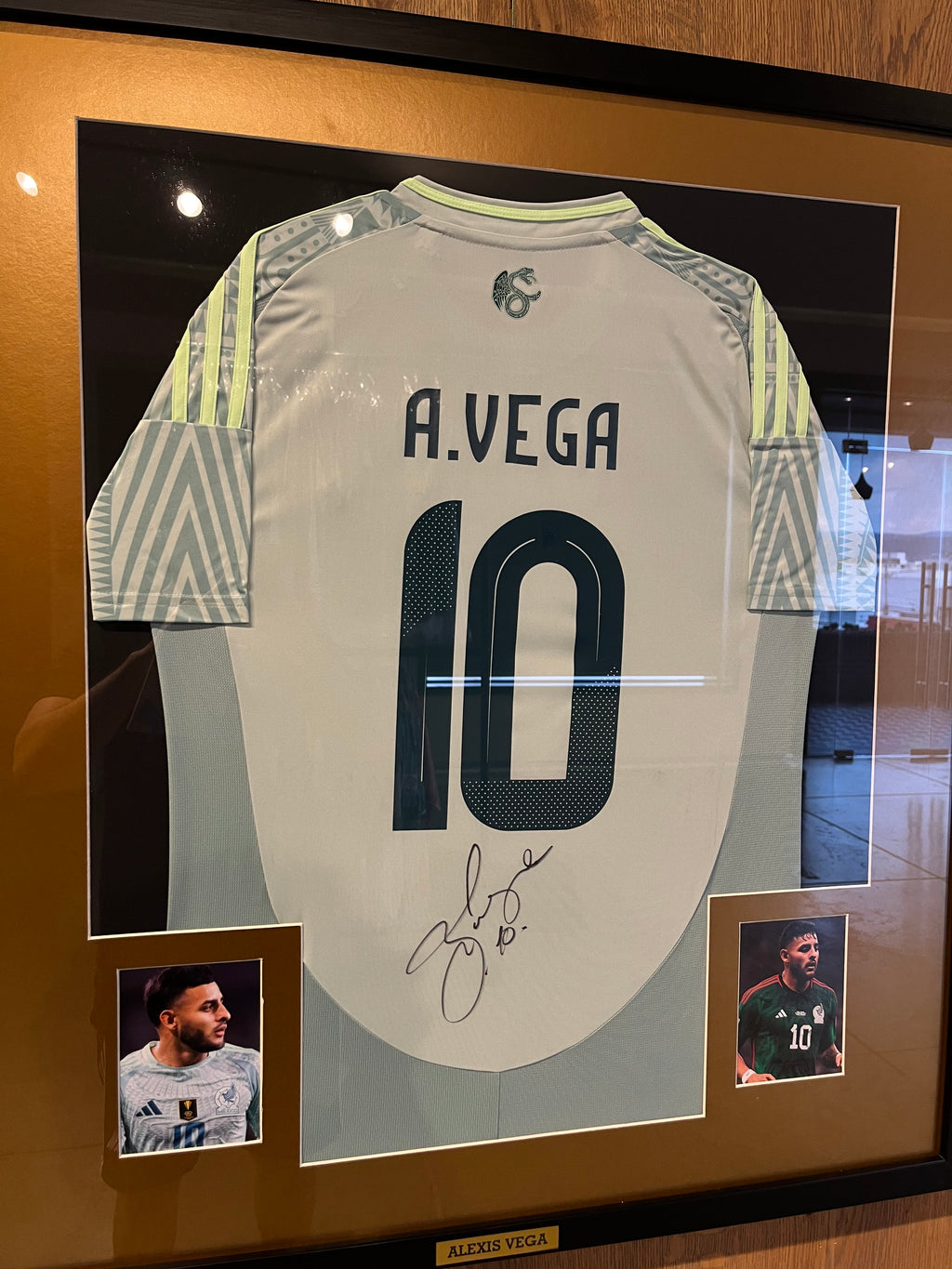 Autógrafo de Alexis Vega | Jersey de Mexico 2024/25 enmarcado