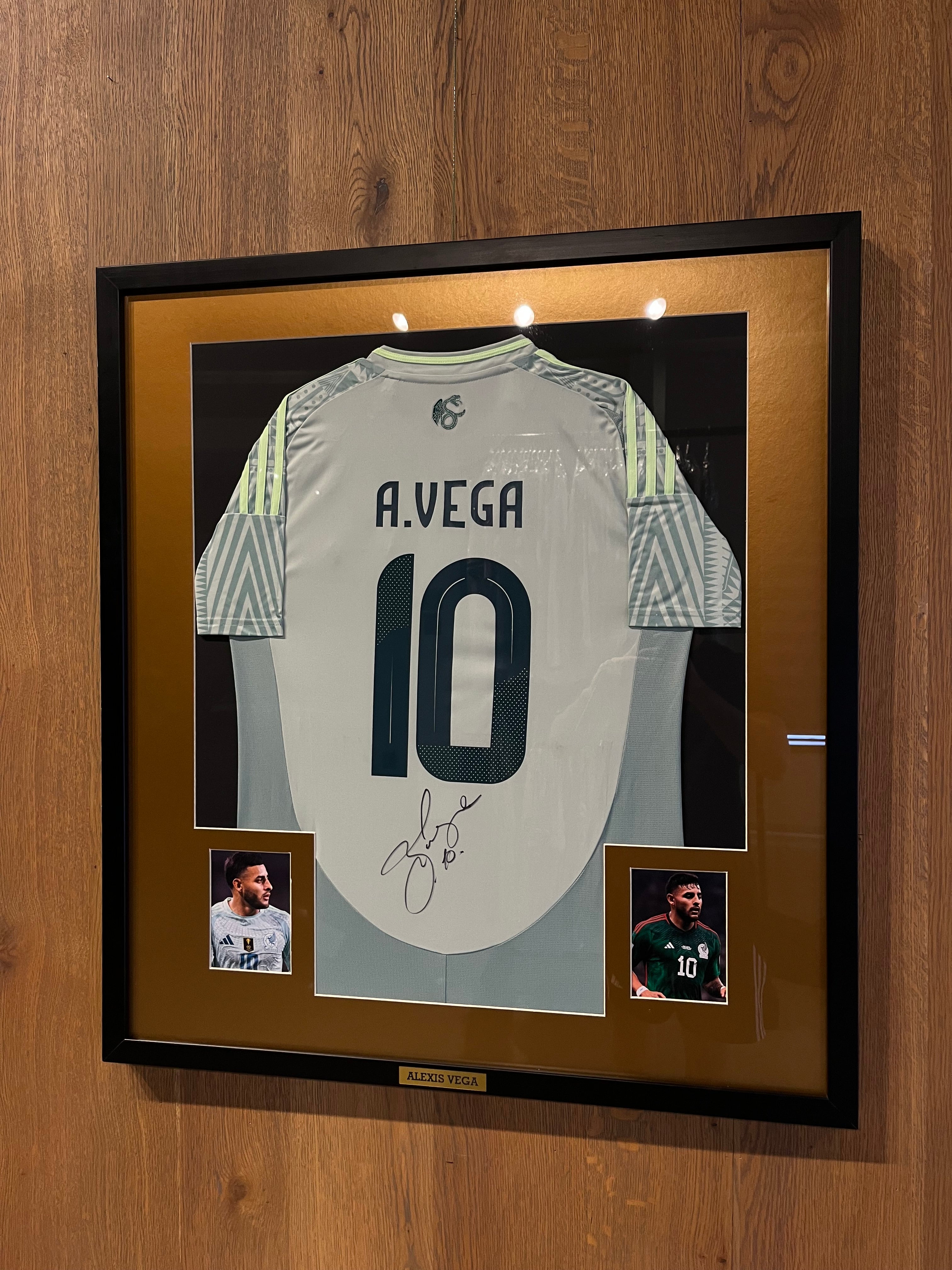 Autógrafo de Alexis Vega | Jersey de Mexico 2024/25 enmarcado