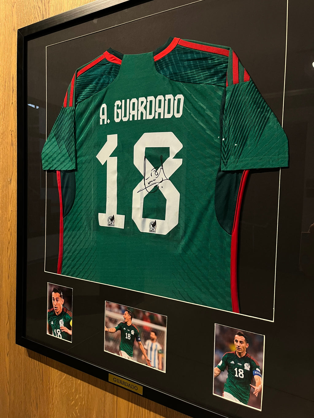 Autógrafo de Andrés Guardado | Última Jersey Utilizada con Mexico enmarcada