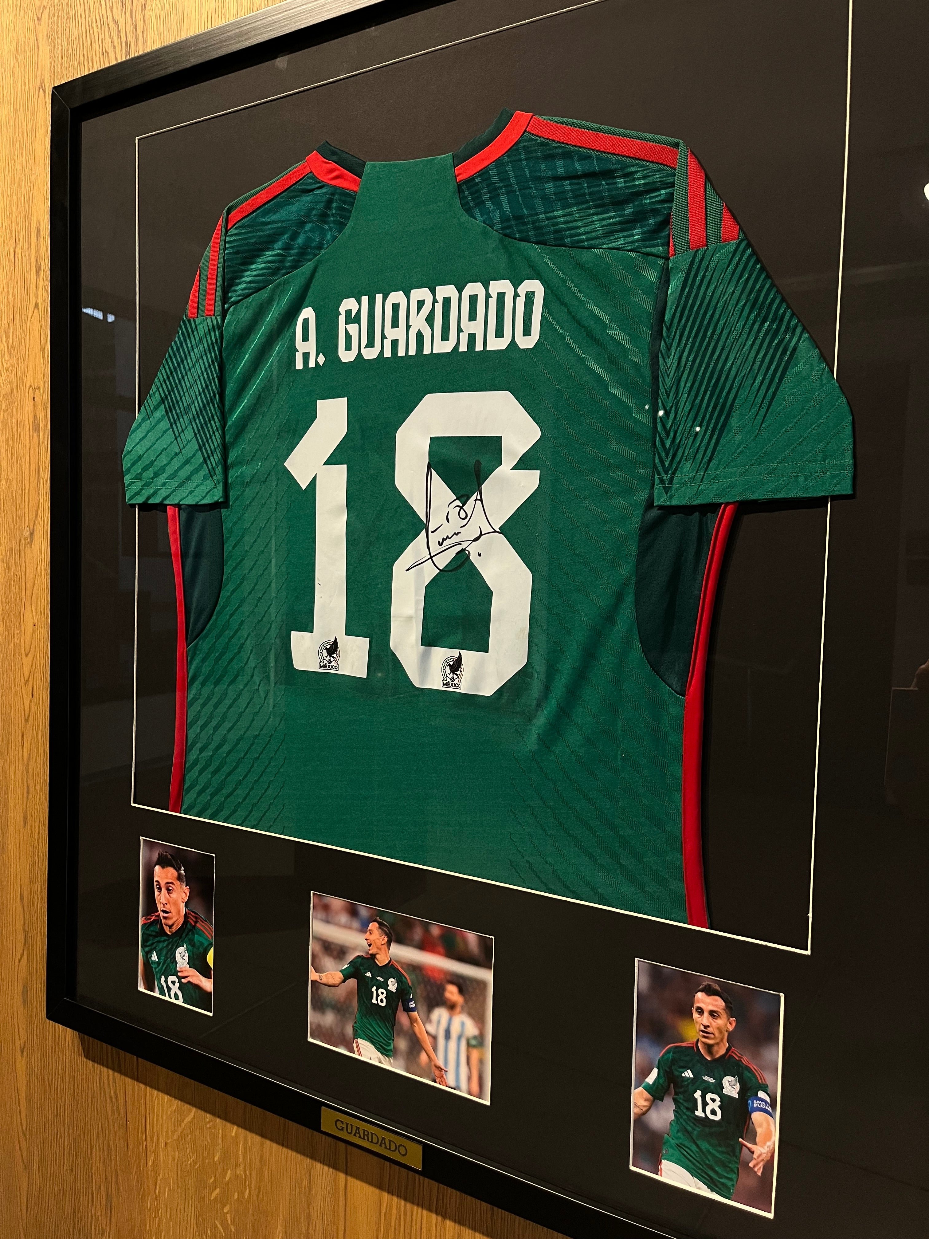 Autógrafo de Andrés Guardado | Última Jersey Utilizada con Mexico enmarcada