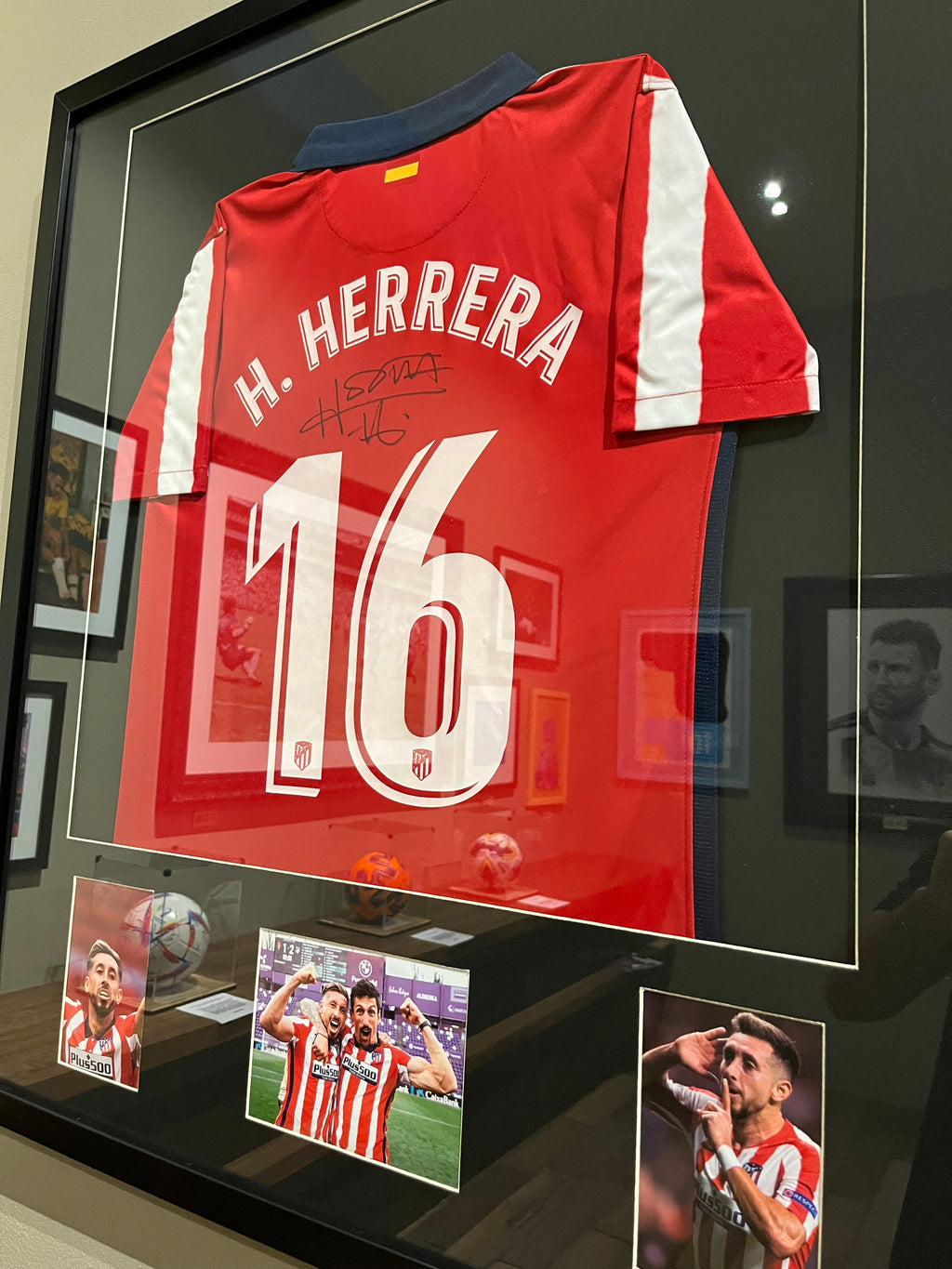 Autógrafo de Héctor Herrera | Jersey Atlético de Madrid enmarcado