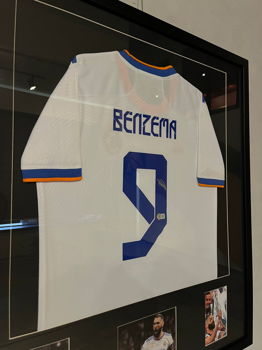 Autógrafo de Karim Benzema | Jersey Real Madrid 2021/22 Certificada Beckett enmarcada