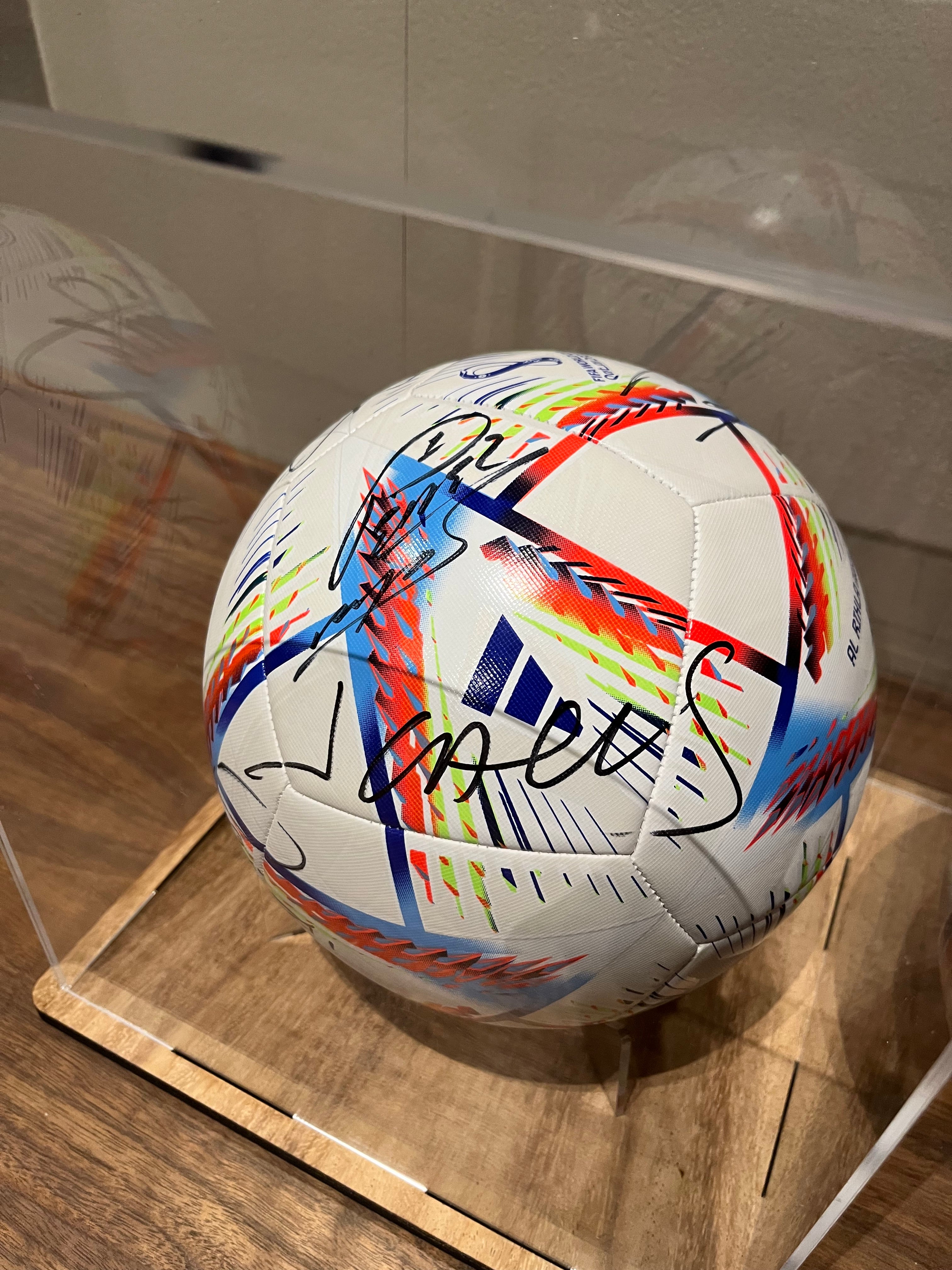 Balón Autografiado por Leyendas del Fútbol | Salón de la Fama del Fútbol Internacional