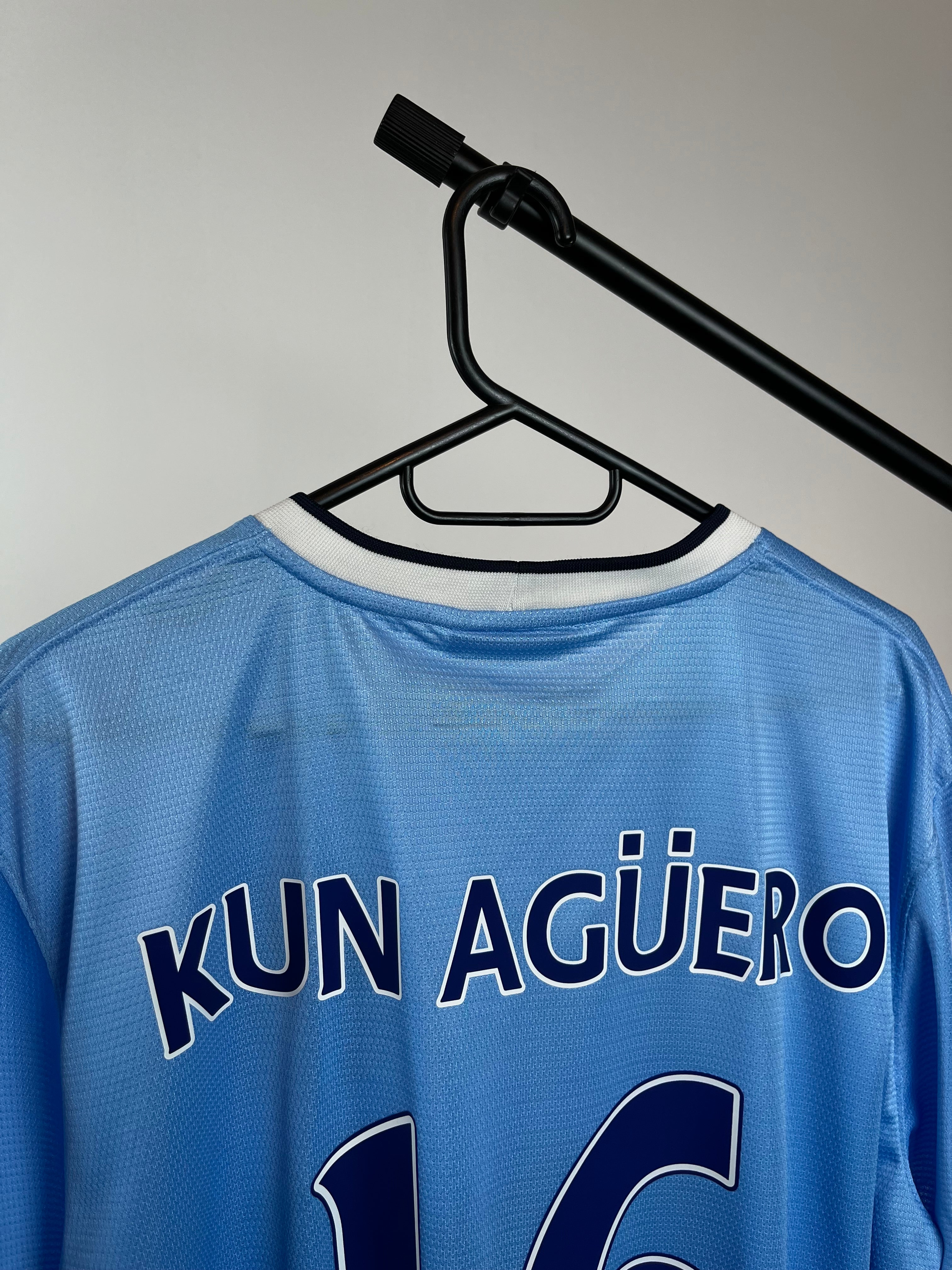 Jersey Original Manchester City 2013/14 Local Kun Aguero 574863-489 Nike