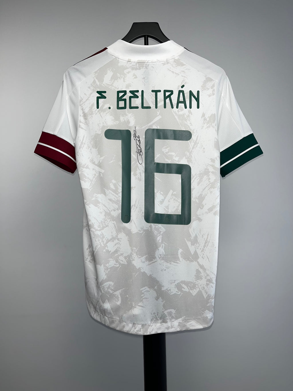 Autógrafo de Nene Beltrán | Jersey de Utilería México 2020/21