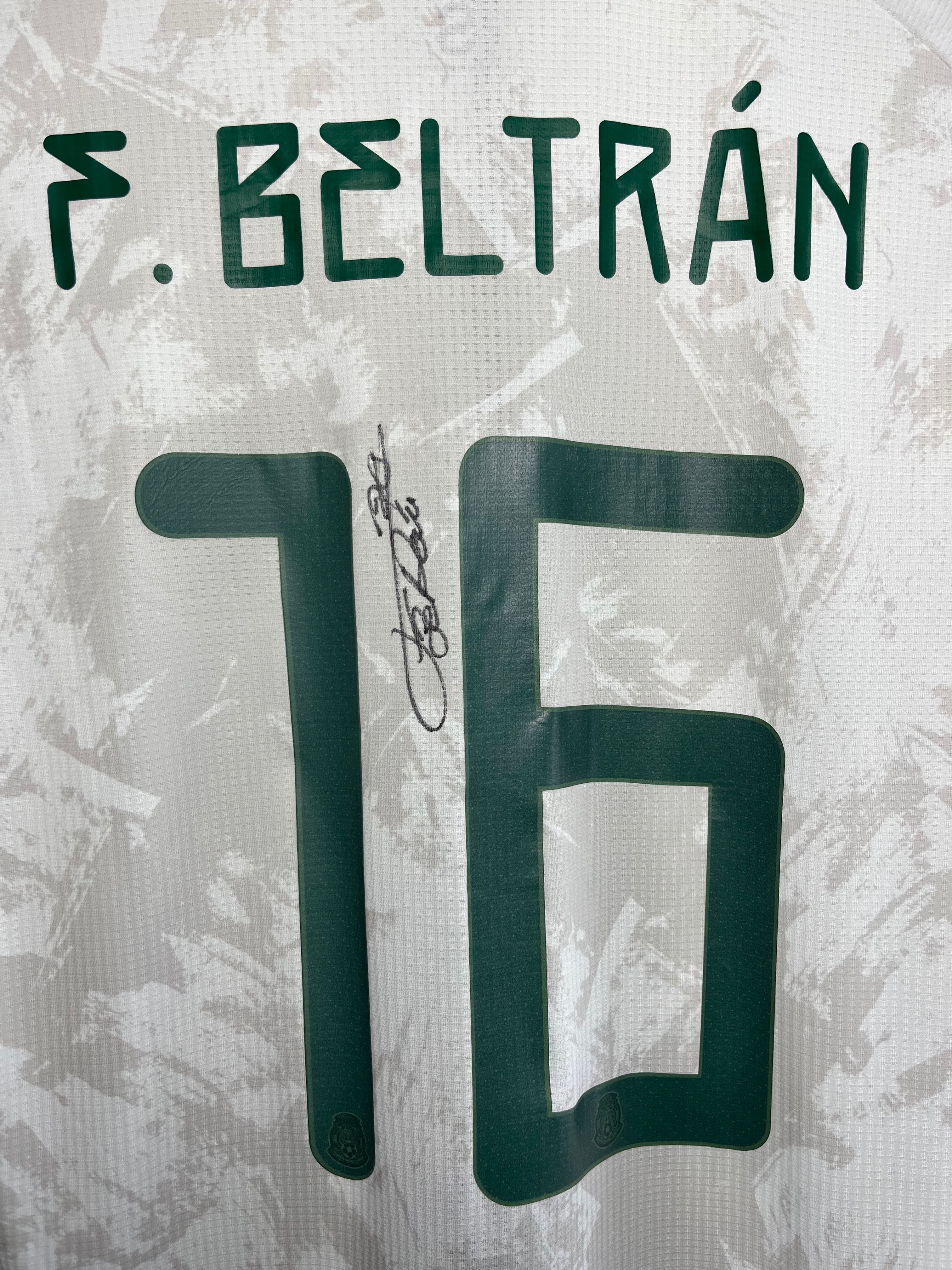 Autógrafo de Nene Beltrán | Jersey de Utilería México 2020/21