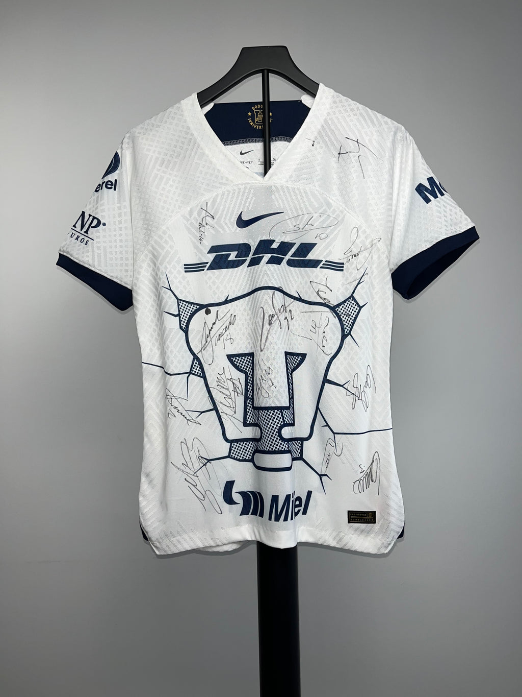 Autógrafos de Pumas UNAM 2023/24 | Jersey Firmada por Todo el Equipo