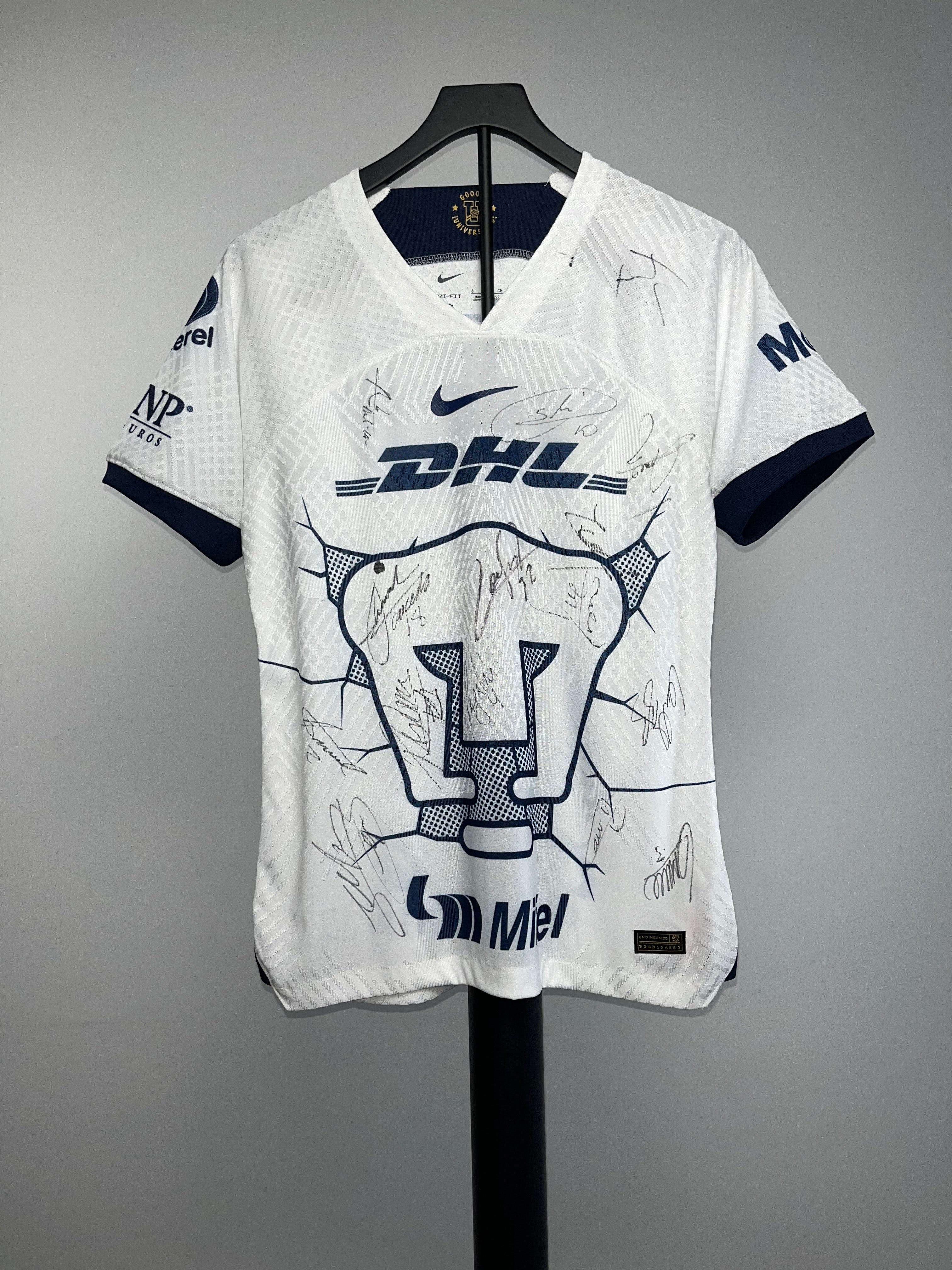 Autógrafos de Pumas UNAM 2023/24 | Jersey Firmada por Todo el Equipo