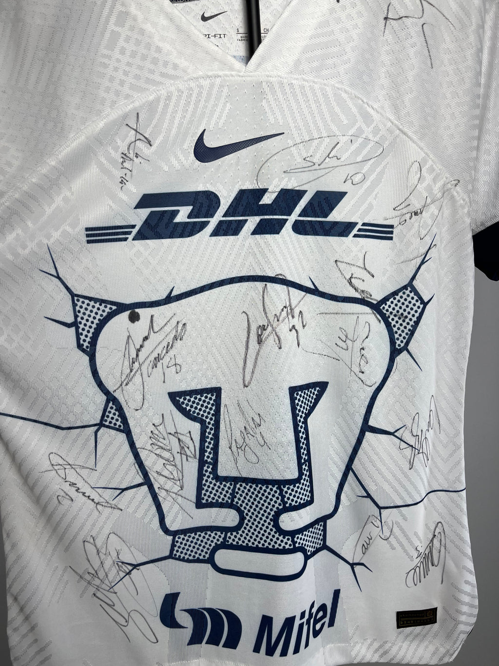 Autógrafos de Pumas UNAM 2023/24 | Jersey Firmada por Todo el Equipo