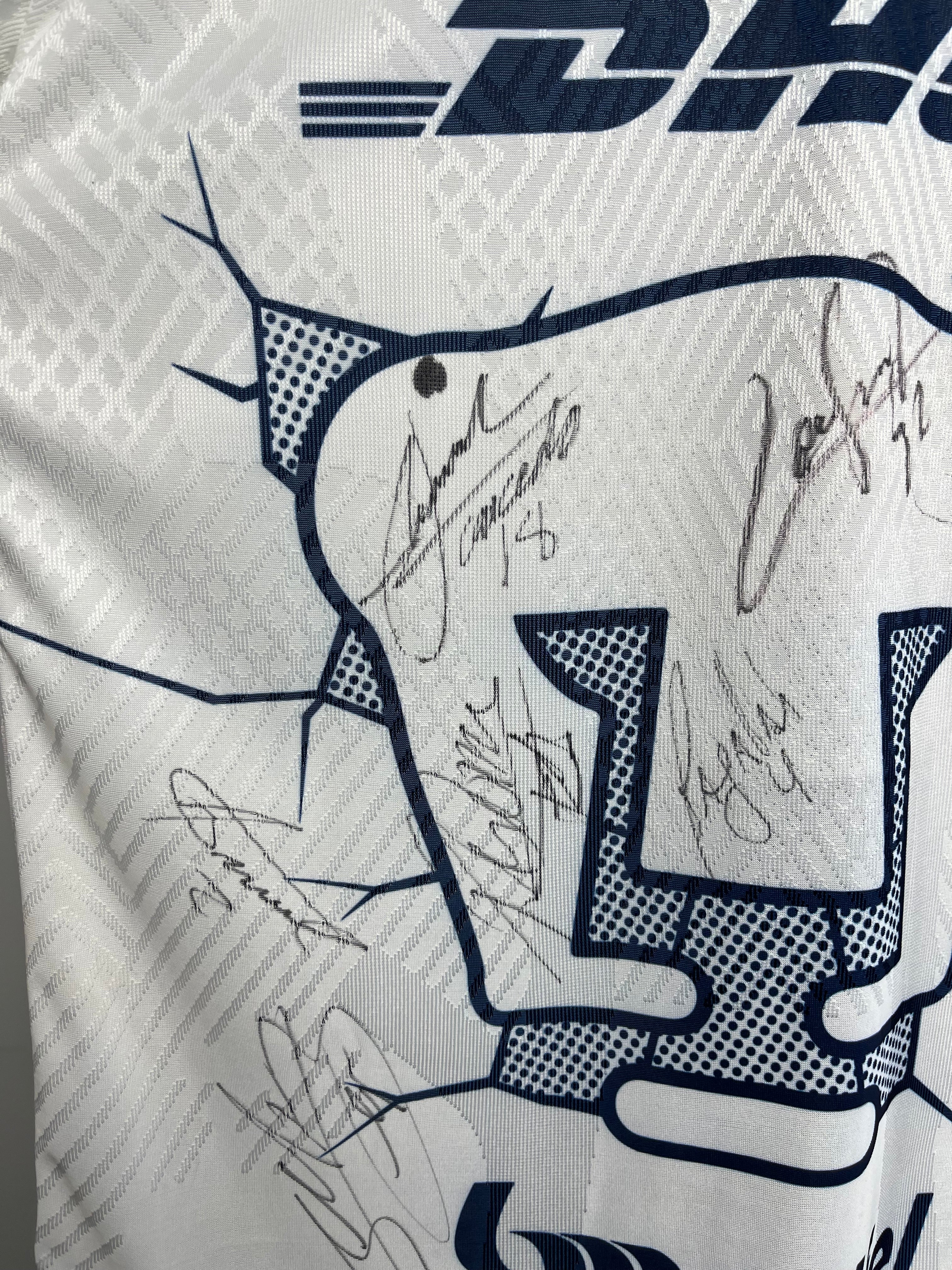 Autógrafos de Pumas UNAM 2023/24 | Jersey Firmada por Todo el Equipo