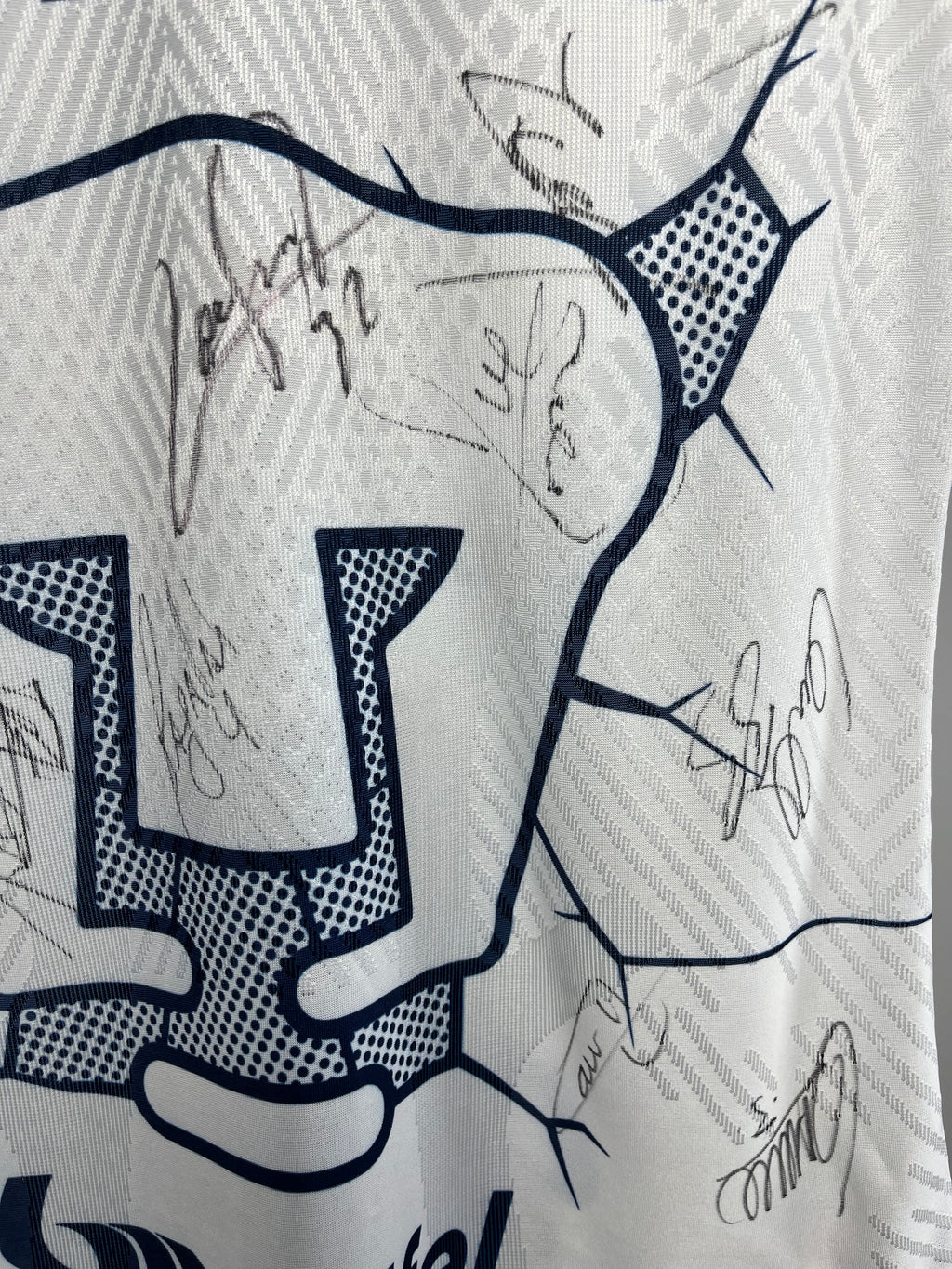 Autógrafos de Pumas UNAM 2023/24 | Jersey Firmada por Todo el Equipo