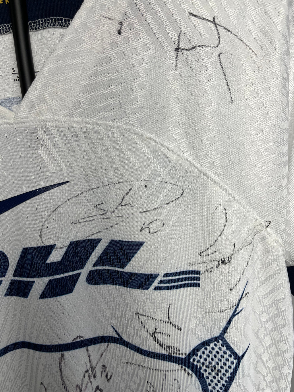 Autógrafos de Pumas UNAM 2023/24 | Jersey Firmada por Todo el Equipo