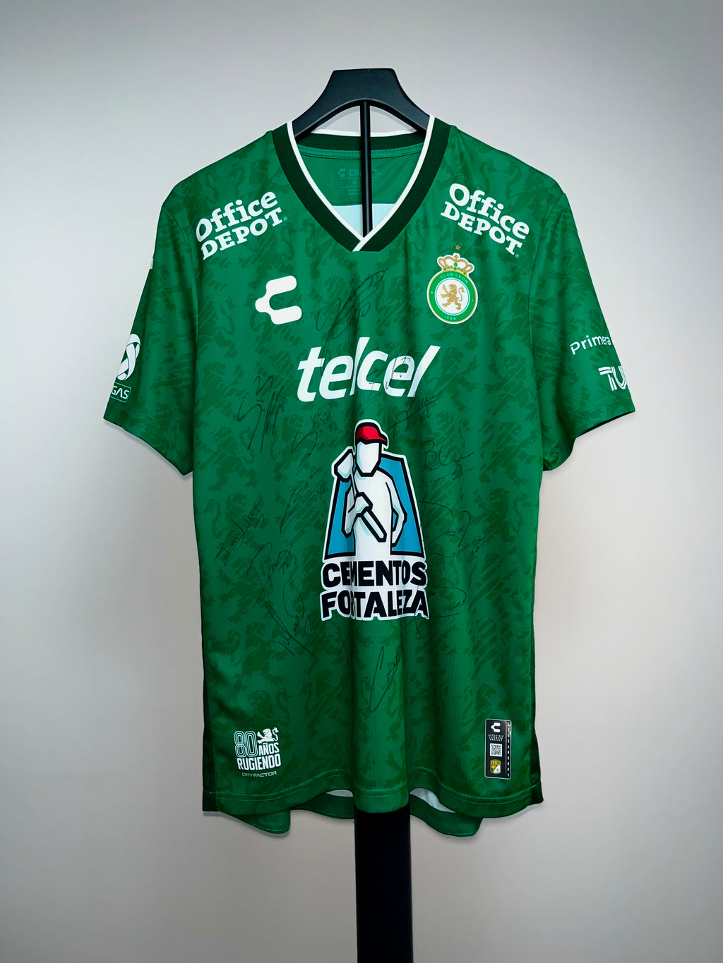 Firma de James Rodríguez y Plantel | Autógrafos del Club León 2024/25