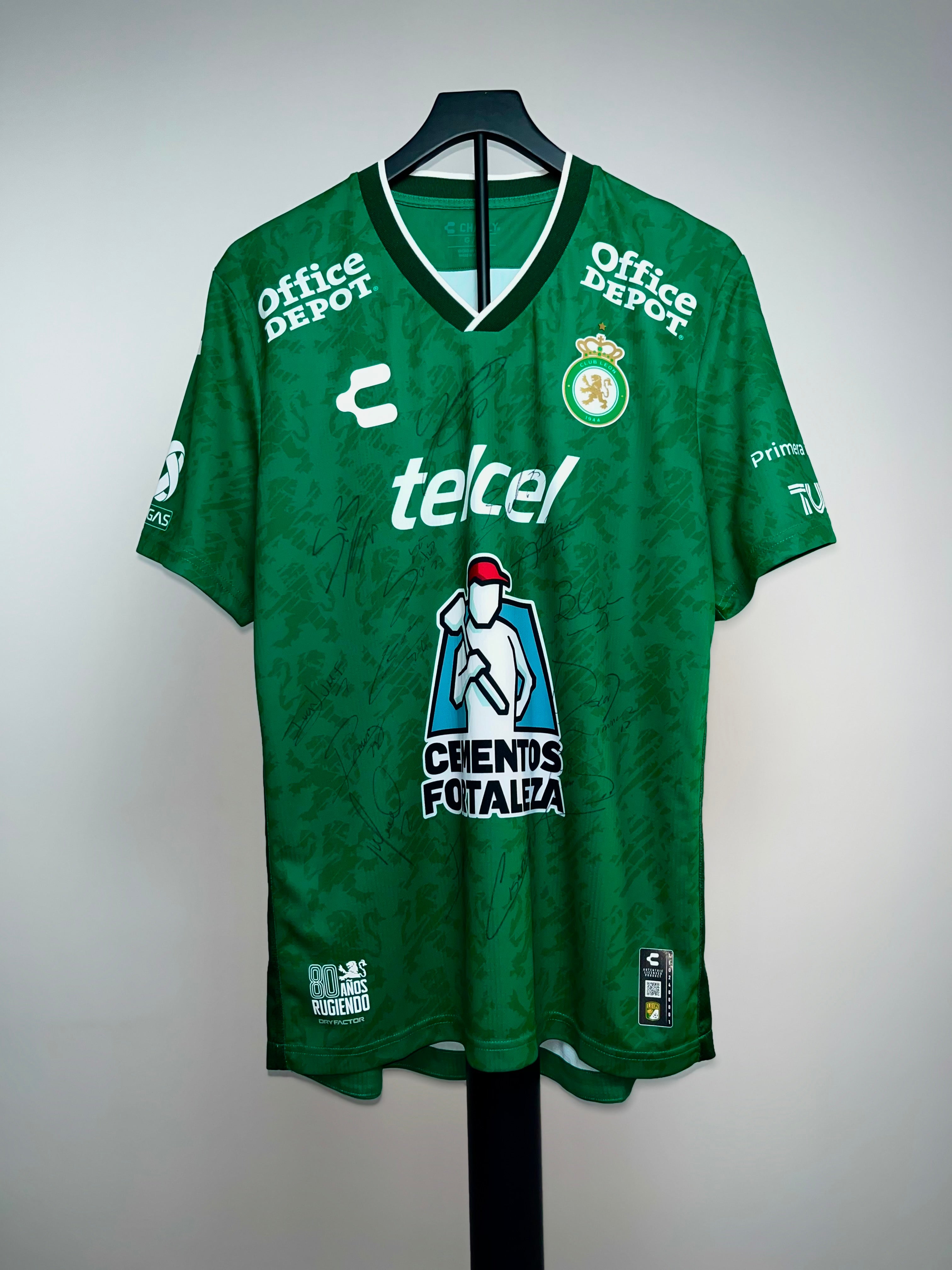 Firma de James Rodríguez y Plantel | Autógrafos del Club León 2024/25