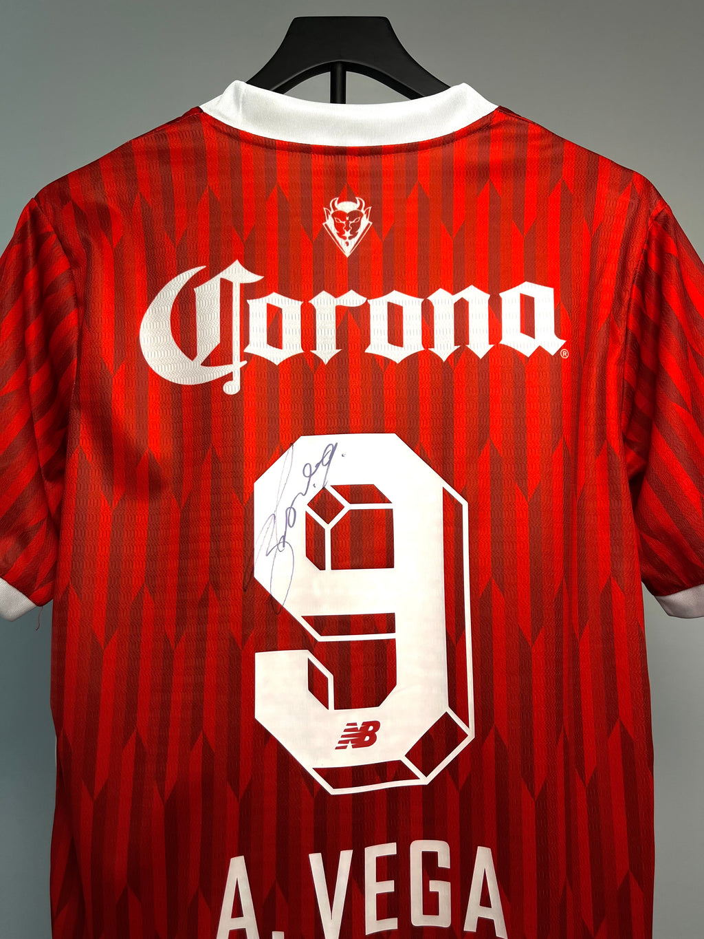 Autógrafo de Alexis Vega | Jersey Toluca Campeón Clausura 2025